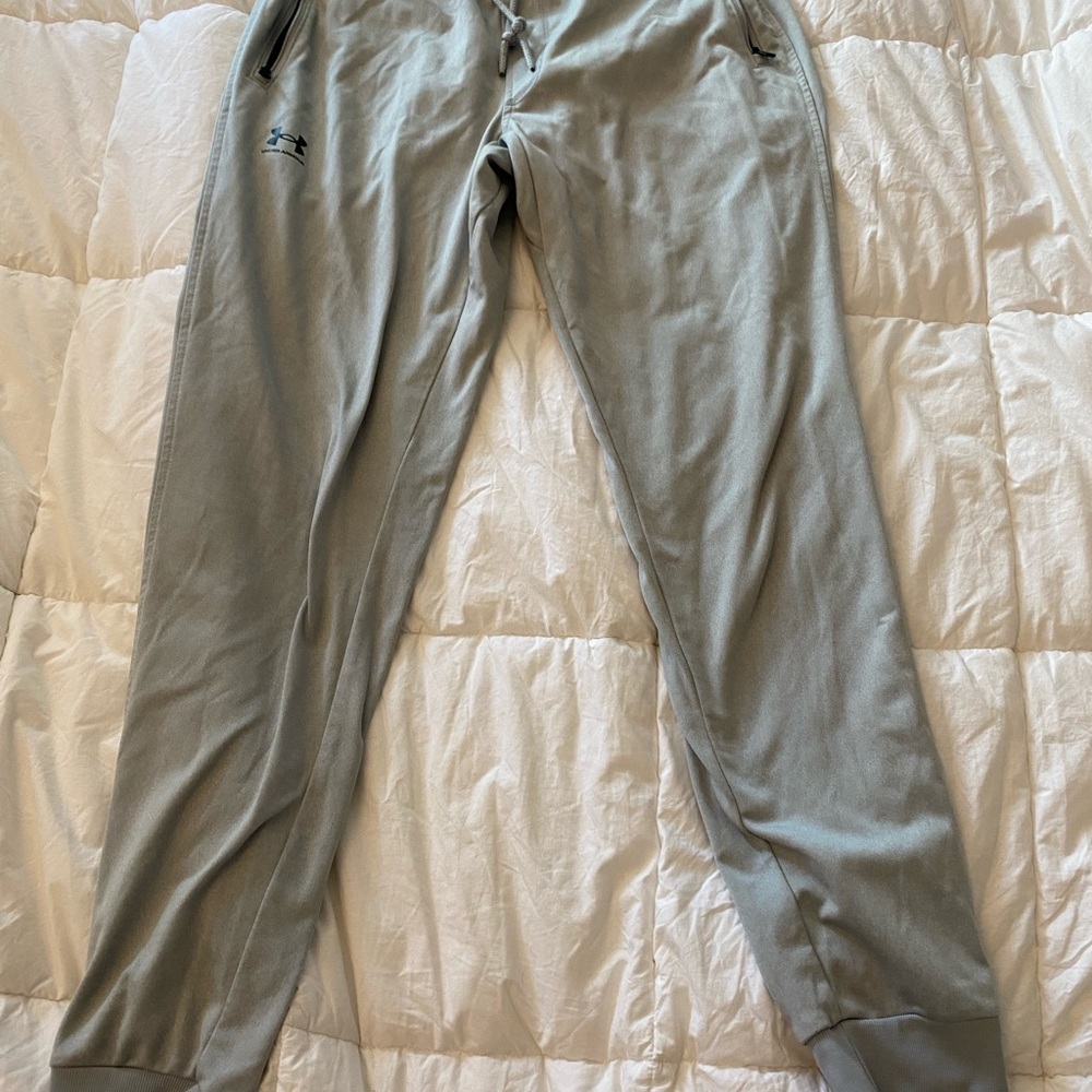 Men’s light grey under Armour joggers